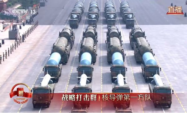 從創(chuàng)新躍向引領(lǐng) “九三閱兵”軍車彰顯強(qiáng)大底氣(給新建)1645.jpg