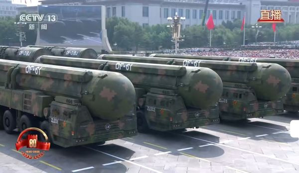 從創(chuàng)新躍向引領(lǐng) “九三閱兵”軍車彰顯強(qiáng)大底氣(給新建)1920.jpg