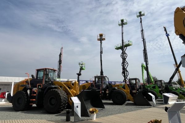 ȫw Ԫg(sh) ǵ·ж(qing)962.jpg