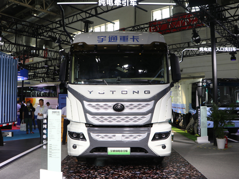 610馬力+高效電機(jī) 實(shí)拍宇通6x4充電牽引車(chē)